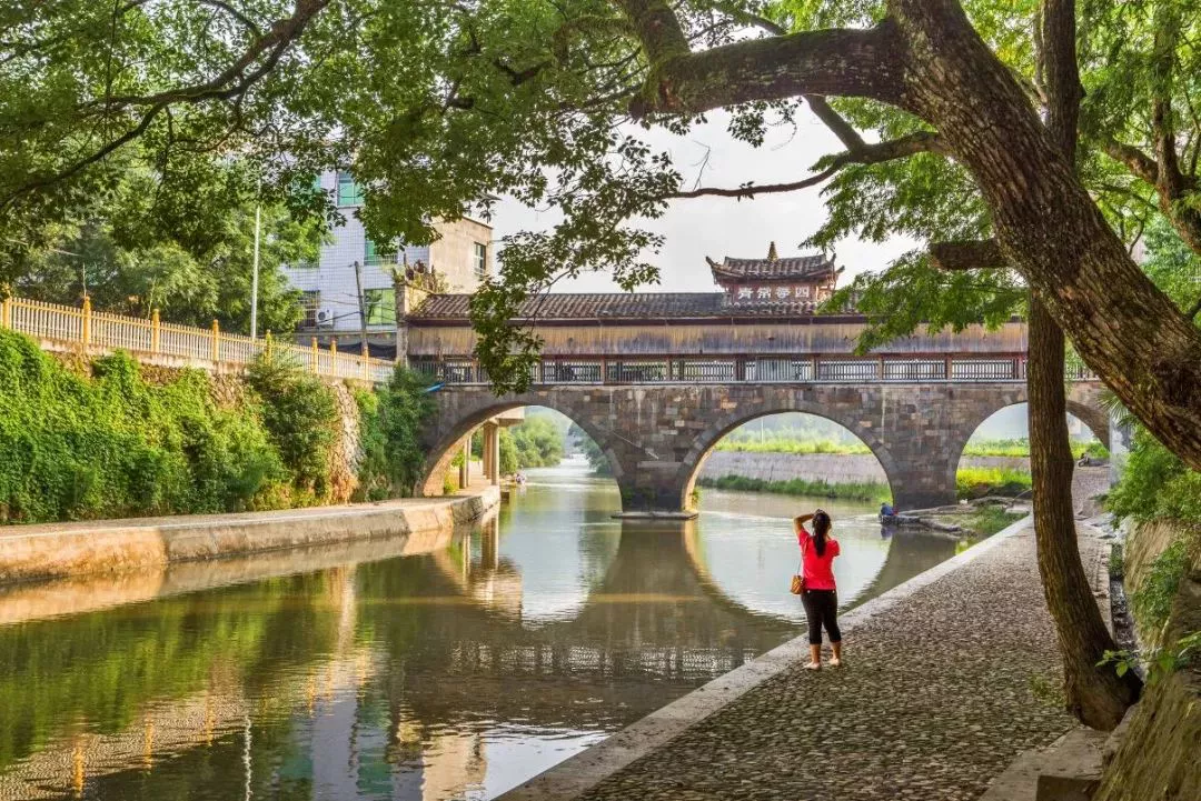 这是一座可以追溯到宋代的廊桥，它就在福建的松溪县，这就是我的家乡