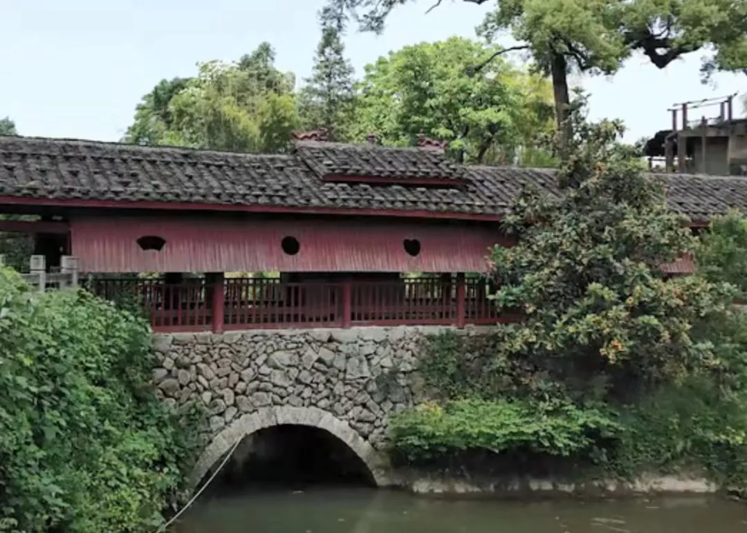 这是一座可以追溯到宋代的廊桥，它就在福建的松溪县，这就是我的家乡