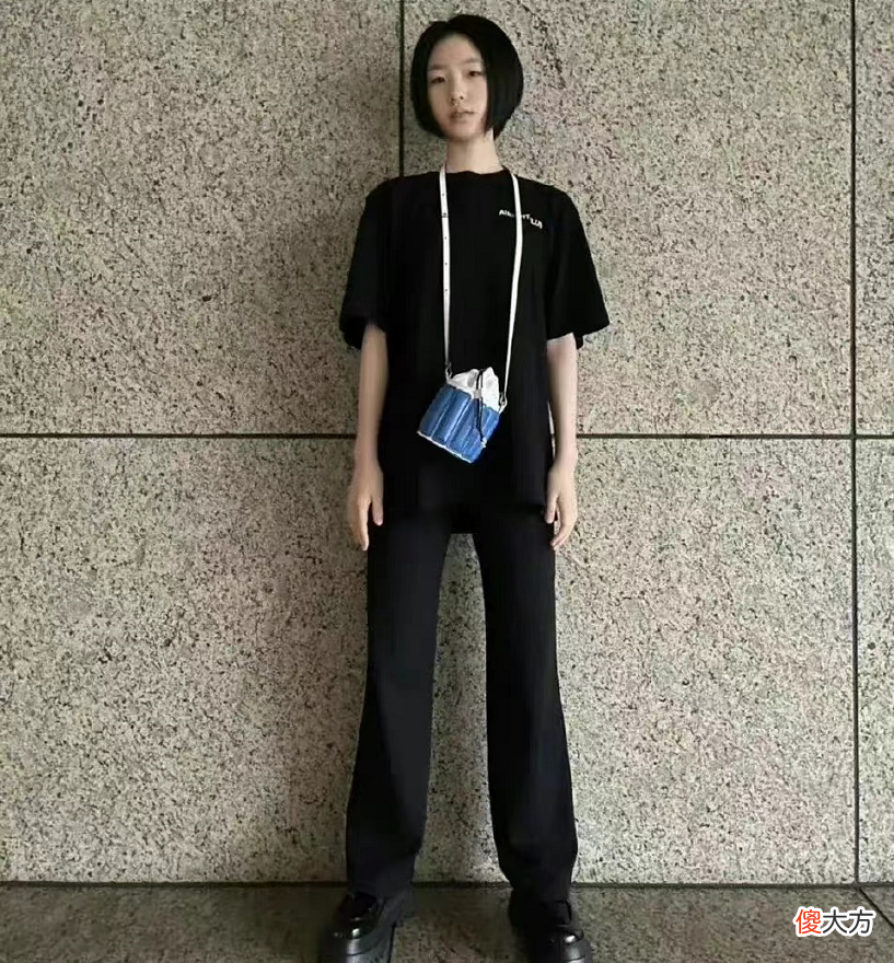 【就爱时尚】小s大女儿终于剪掉长发！堪比“换脸”神似妈妈，穿T恤更时尚了