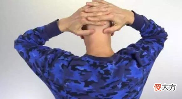 低头看手机对颈椎不好 低头看手机对颈椎的危害怎么解决