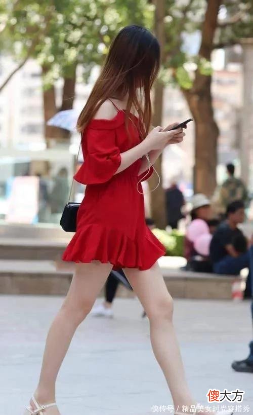 【就爱时尚】美女穿红色吊带裙搭配白色高跟鞋，秀出白皙双腿，妩媚又迷人