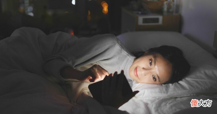 睡觉时手机能不能放床头 睡前可以把手机放在床头吗
