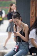 【时尚一点】美女上面很瘦也就算了，为何牛仔裤却穿出了灵性？