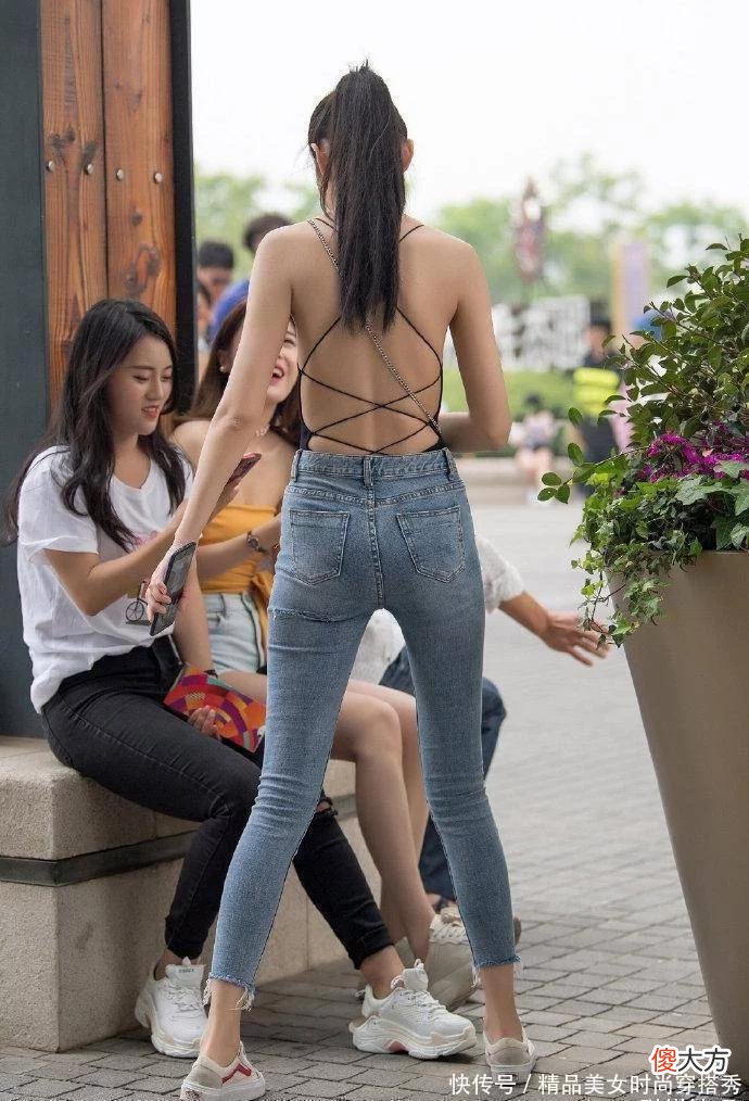 【时尚一点】美女上面很瘦也就算了，为何牛仔裤却穿出了灵性？