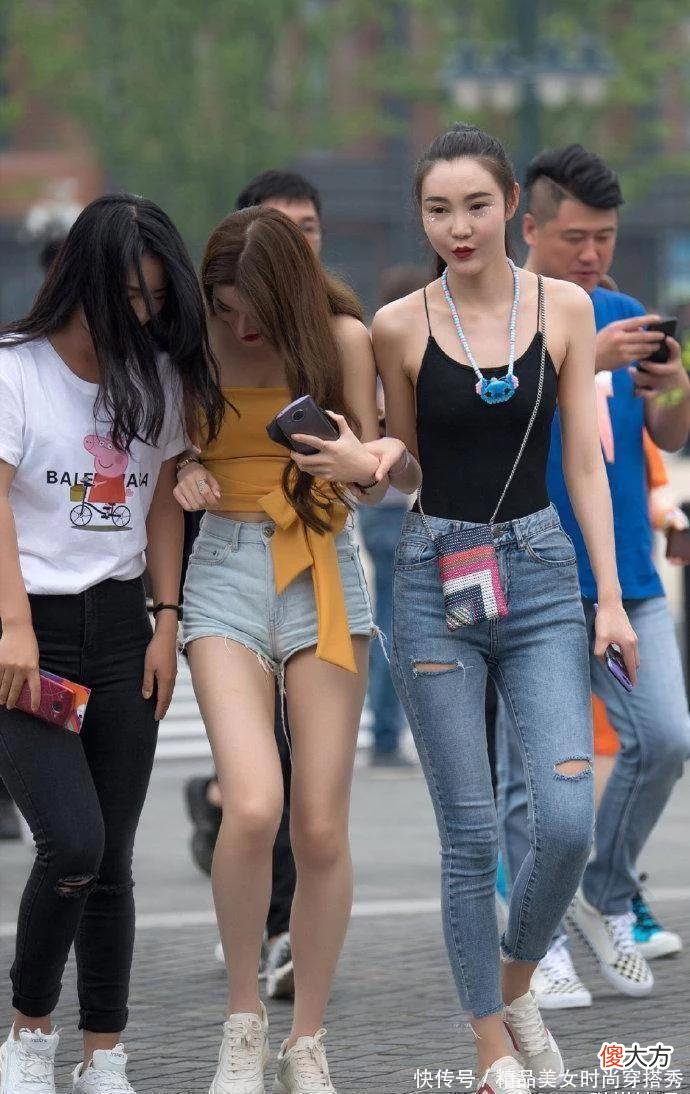 【时尚一点】美女上面很瘦也就算了，为何牛仔裤却穿出了灵性？