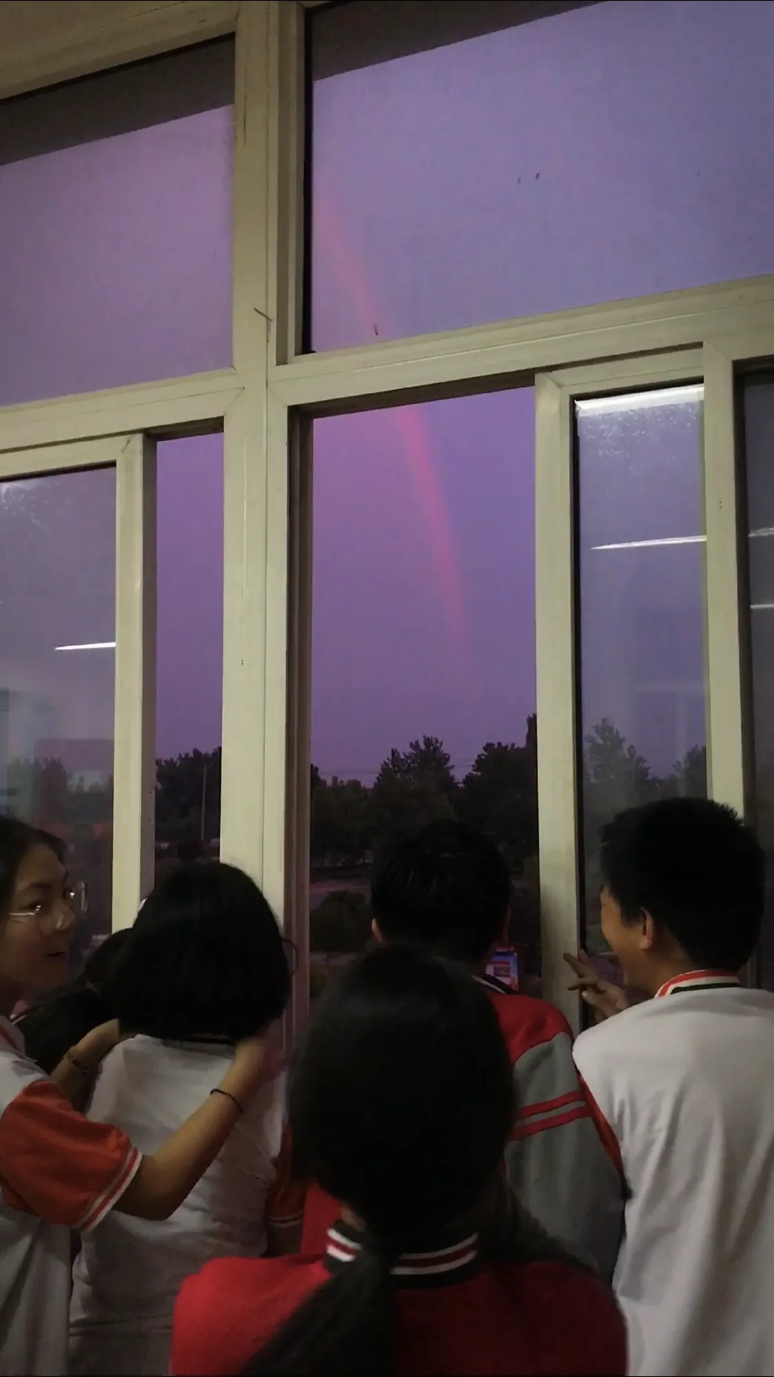 大家好，我是让全班学生暂停晚自习去欣赏彩虹的梁老师