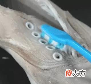 【就爱时尚】懒人洗鞋必入！一泡即净，无需动手，3秒帮你换双新鞋子！