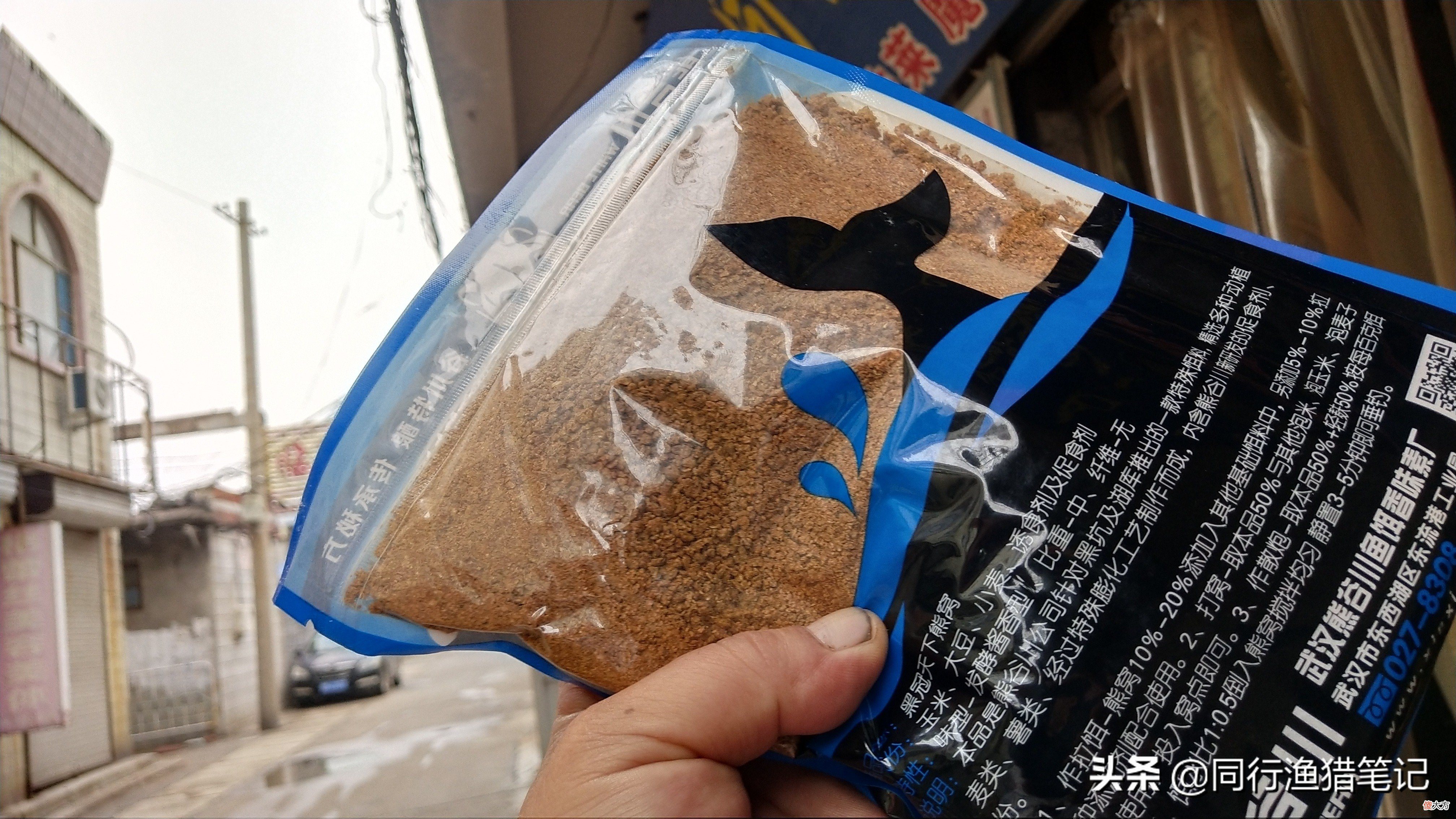 不知道大家对鲤鱼饵的颜色有没有要求？尤其是在用鱼饲料或者小黄面之类饵料时