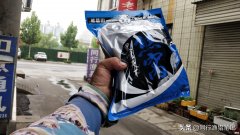 不知道大家对鲤鱼饵的颜色有没有要求？尤其是在用鱼饲料或者小黄面之类饵料时