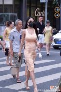 【时尚一点】小姐姐吊带连衣裙穿搭，戴口罩的都是美女？大爷的眼神亮了