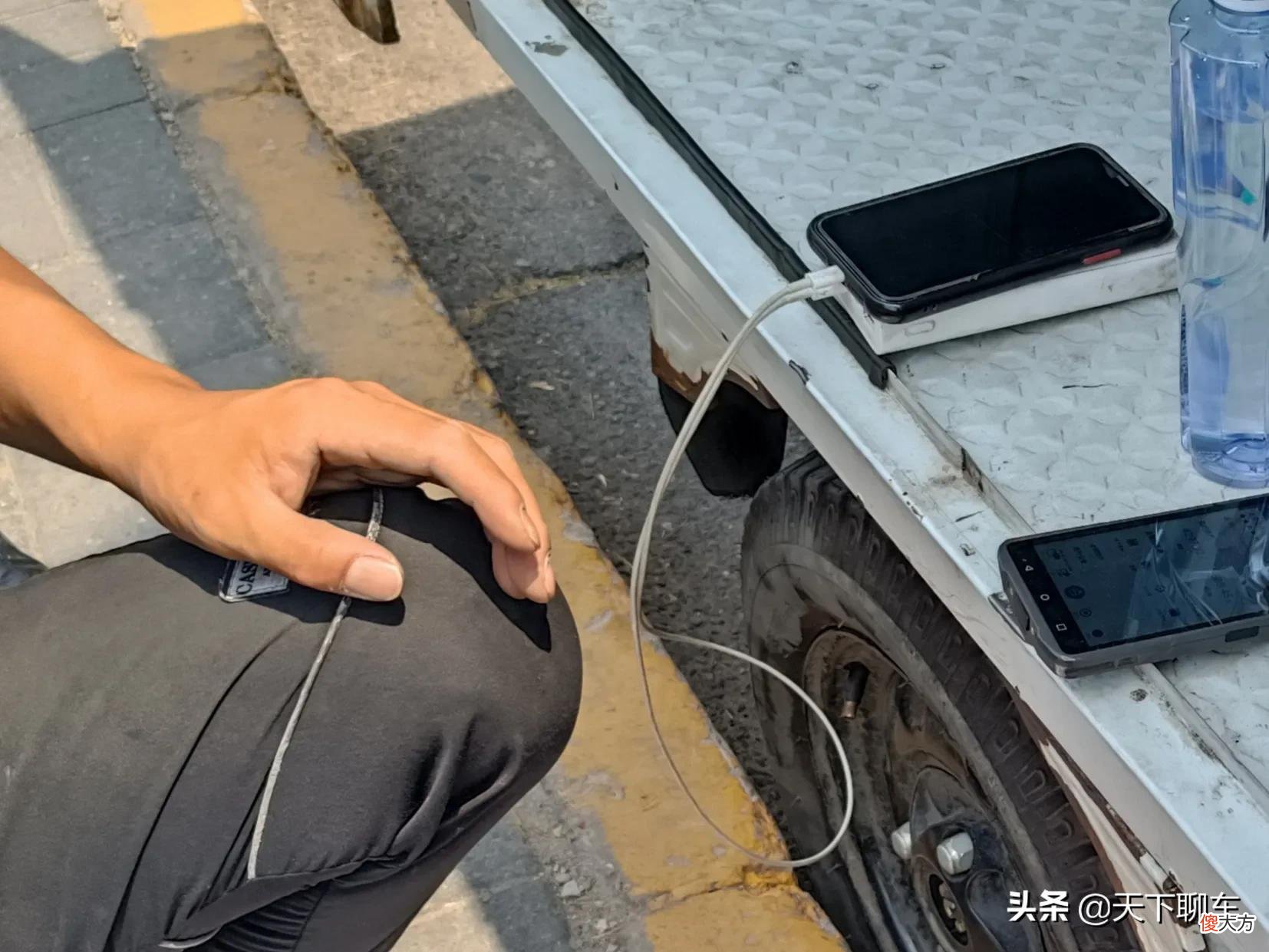 送快递小哥一部手机 快递小哥 送快递