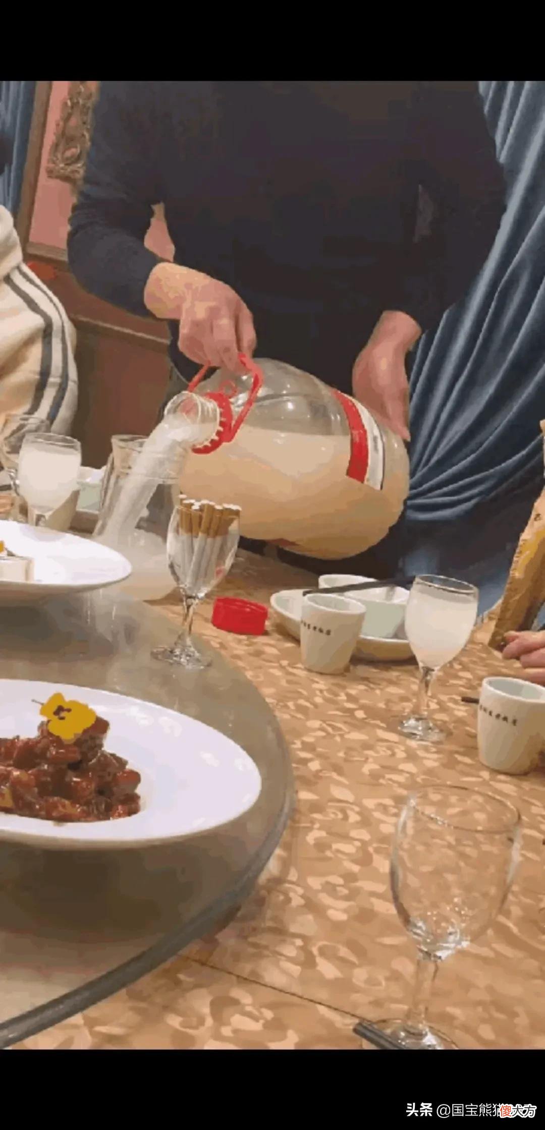 熊猫凑趣元宵节遇到这些酒,就早点投降吧,还能给自己留点面子,某地的餐桌上