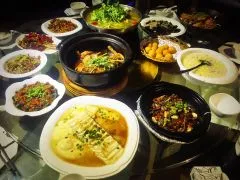 最近表妹开了一家足疗店，打电话抱怨说店里没人气，我就帮忙带了些朋友过去捧场