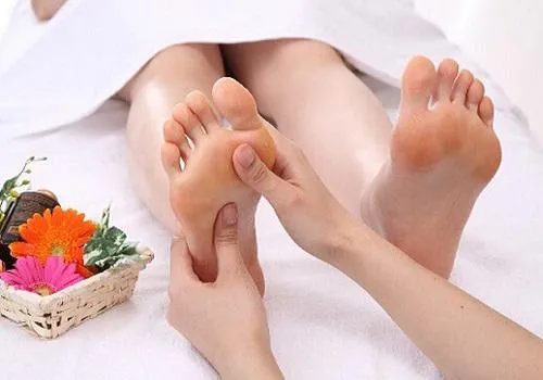 最近表妹开了一家足疗店，打电话抱怨说店里没人气，我就帮忙带了些朋友过去捧场