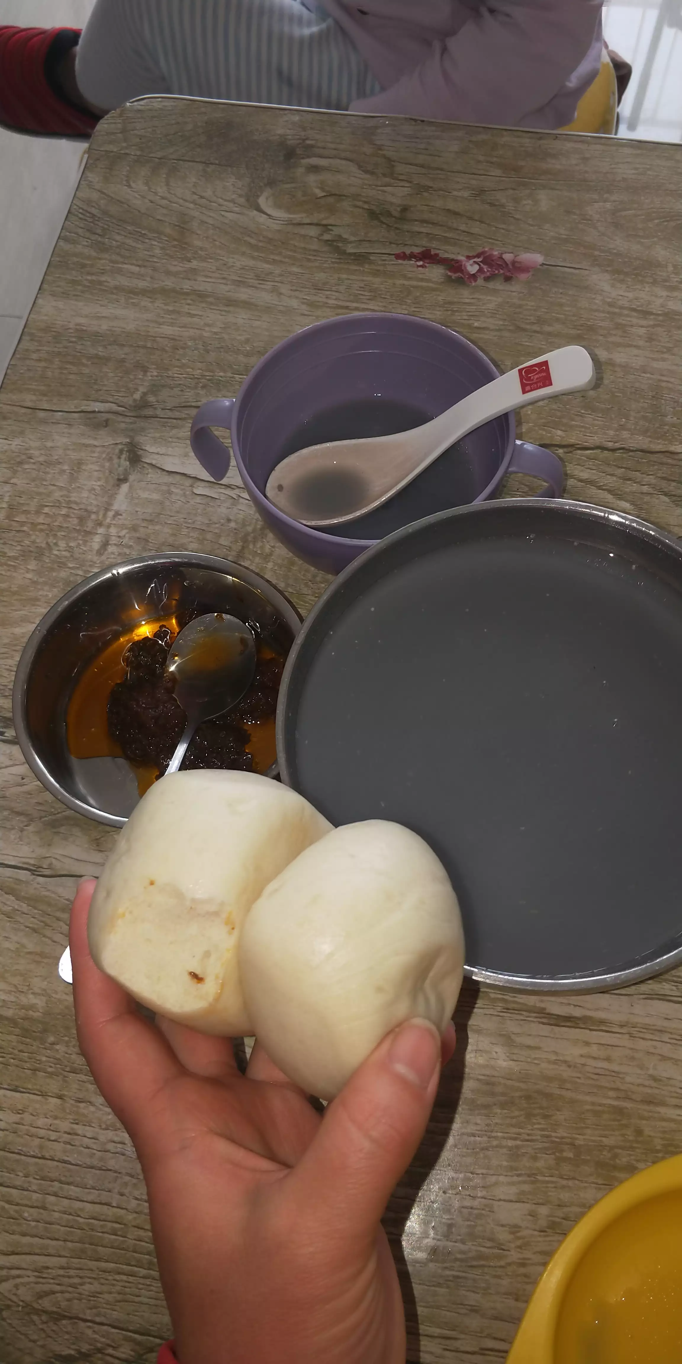 4月6号早上娃爸起床时，我家闺女也一骨碌爬起来了，看这样子不准备再睡了,那行
