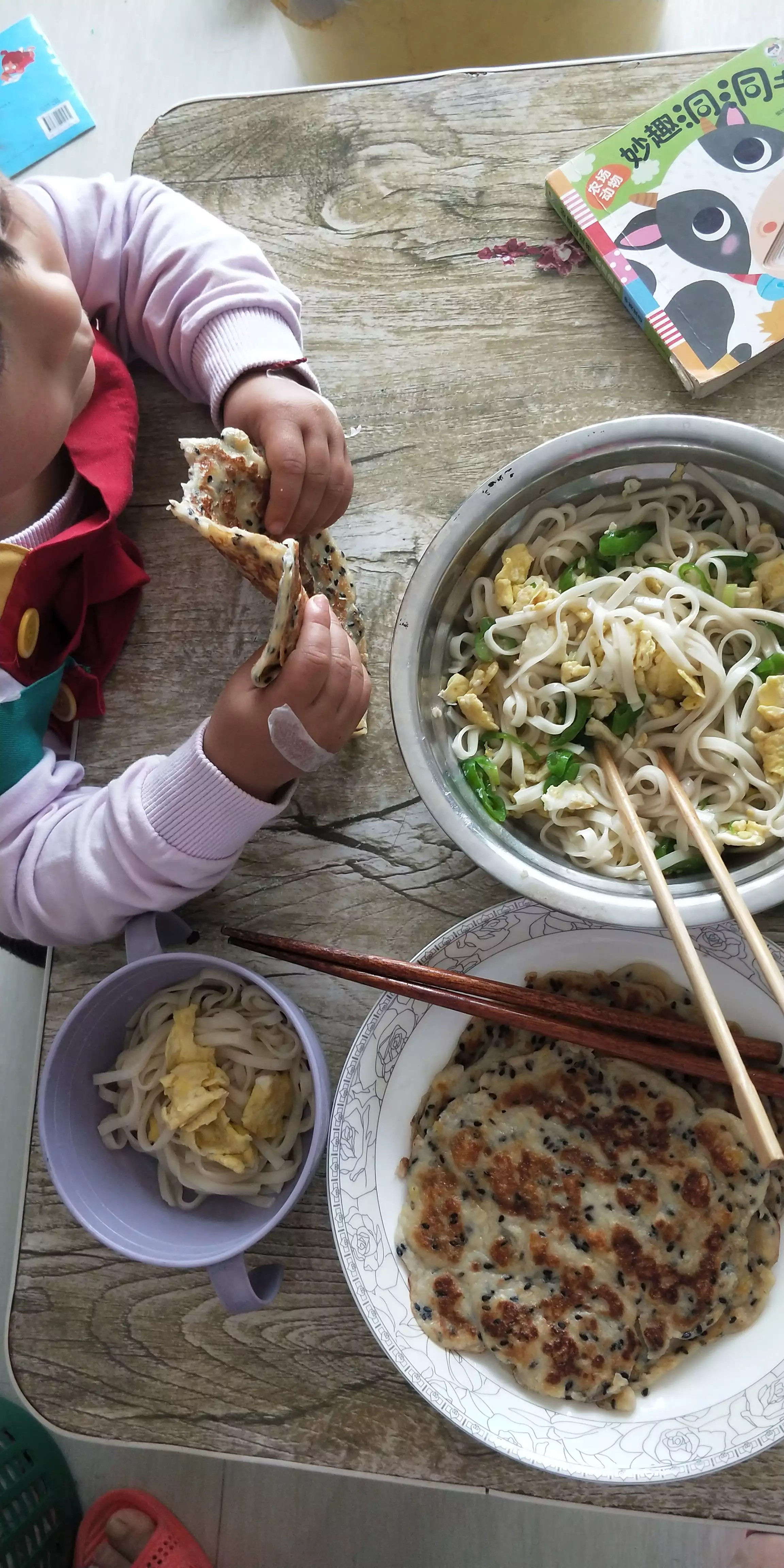 4月6号早上娃爸起床时，我家闺女也一骨碌爬起来了，看这样子不准备再睡了,那行