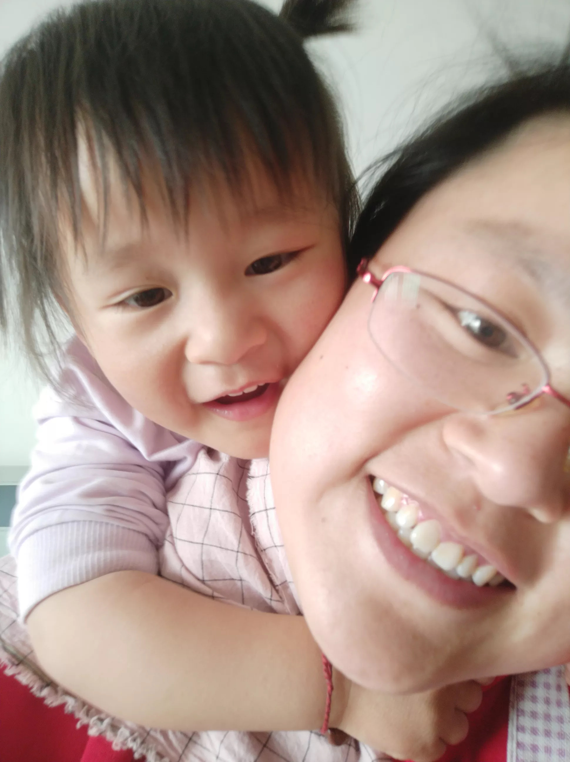 4月6号早上娃爸起床时，我家闺女也一骨碌爬起来了，看这样子不准备再睡了,那行