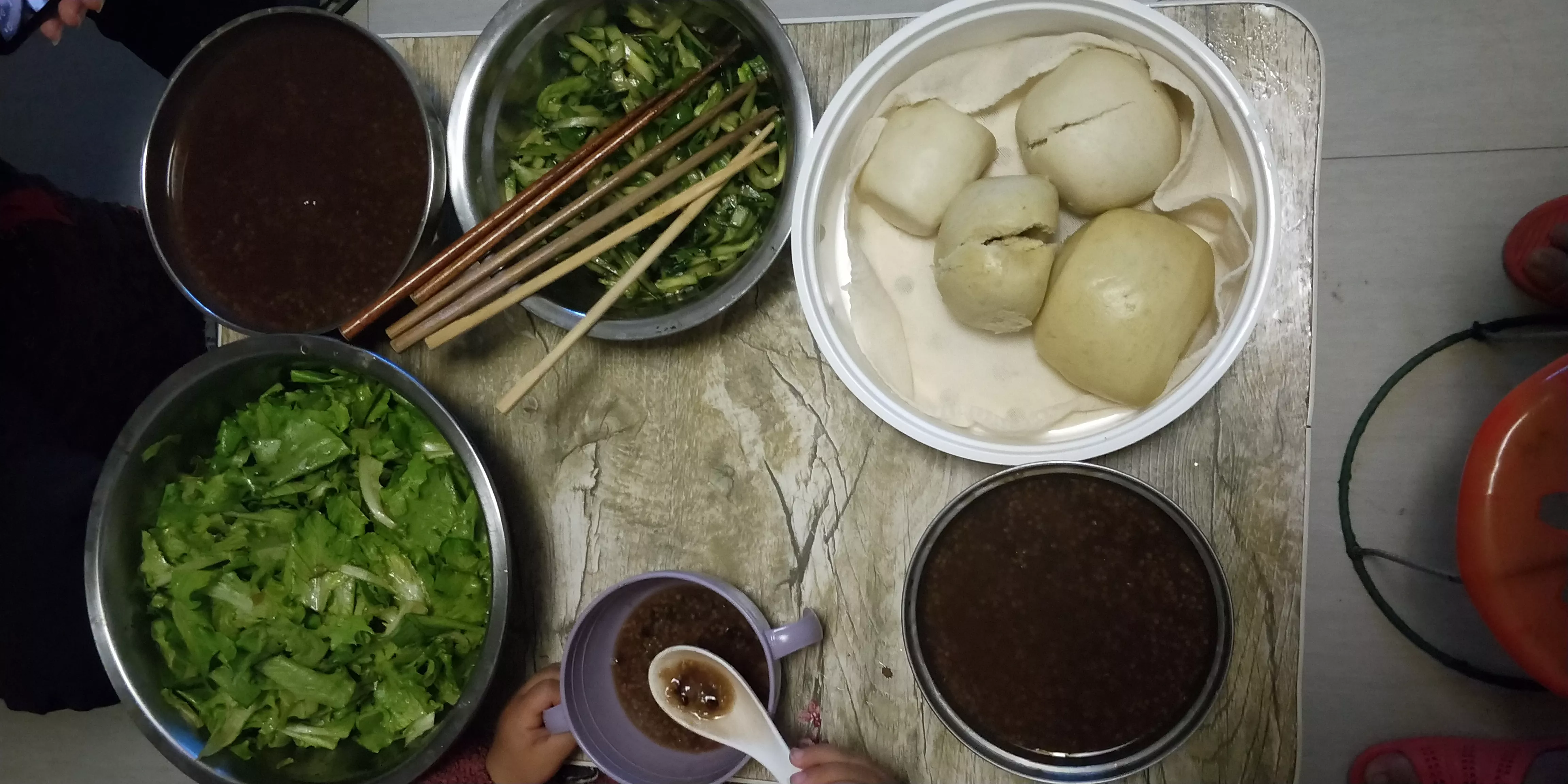 4月6号早上娃爸起床时，我家闺女也一骨碌爬起来了，看这样子不准备再睡了,那行
