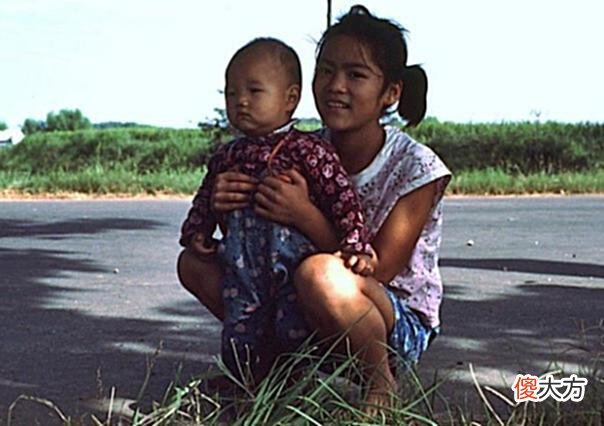 【历史故事】老照片:法国人镜头下1980年的街景与人像,质朴而纯真的年代