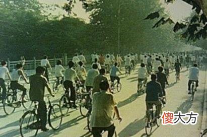【爱历史】老照片：90年代的成都老照片，百货大楼成了人们永远的回忆！