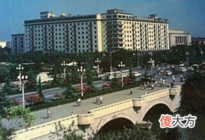 【爱历史】老照片：90年代的成都老照片，百货大楼成了人们永远的回忆！