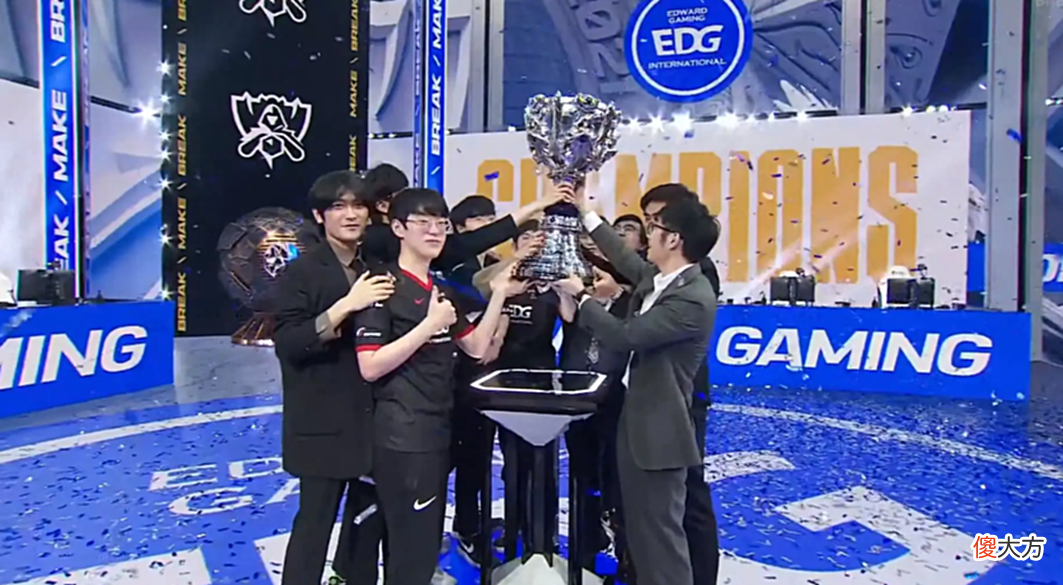 【游戏迷】LPL赛区冠军拿到手软,为何还有遗憾?观众们在等待什么?