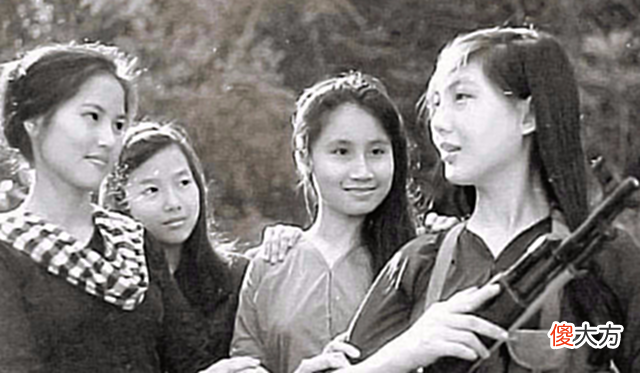 【历史故事】老照片：张万年总结抓越南女特工经验一撩二看三嗅嗅，一抓一个准