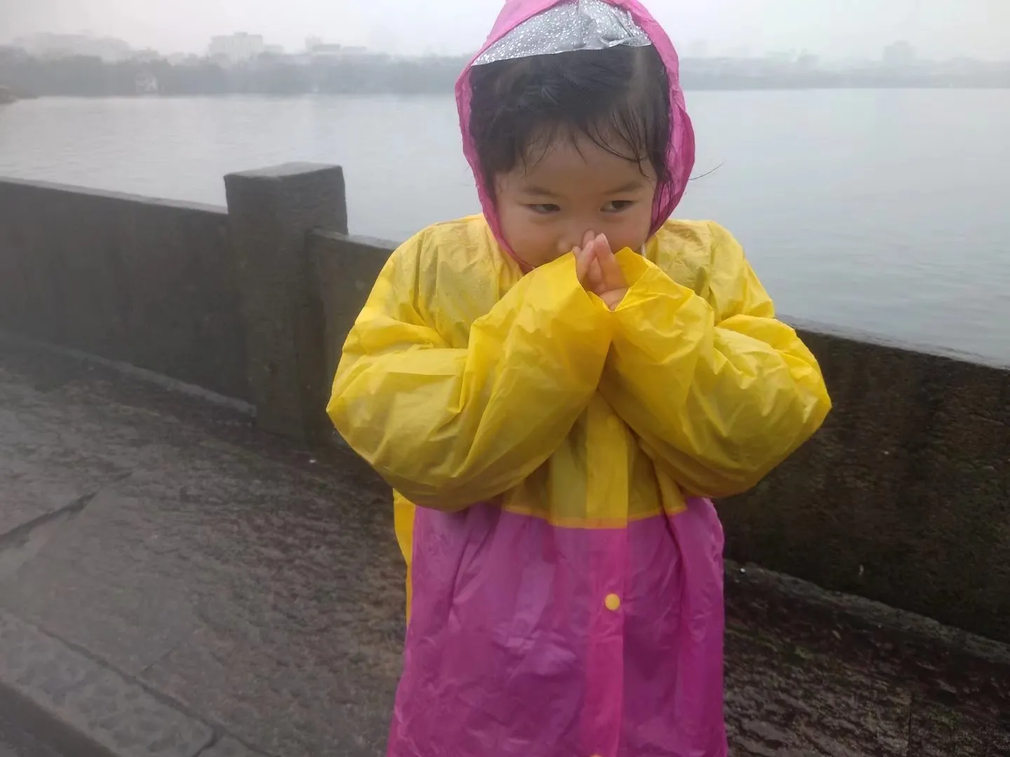 8岁的优优没怎么上过幼儿园，经常被我带着去旅游