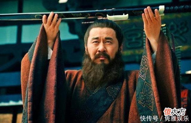 【历史故事】曹操不称帝的原因，不是他要做忠臣，而是他无福享受帝王之位