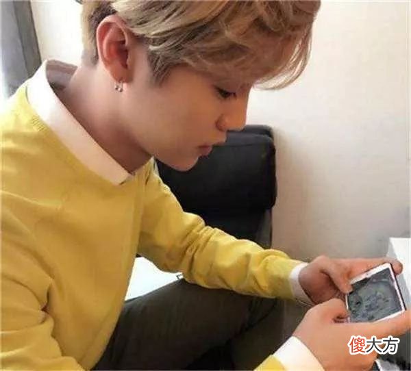 玩手机的N种姿势 什么姿势玩手机