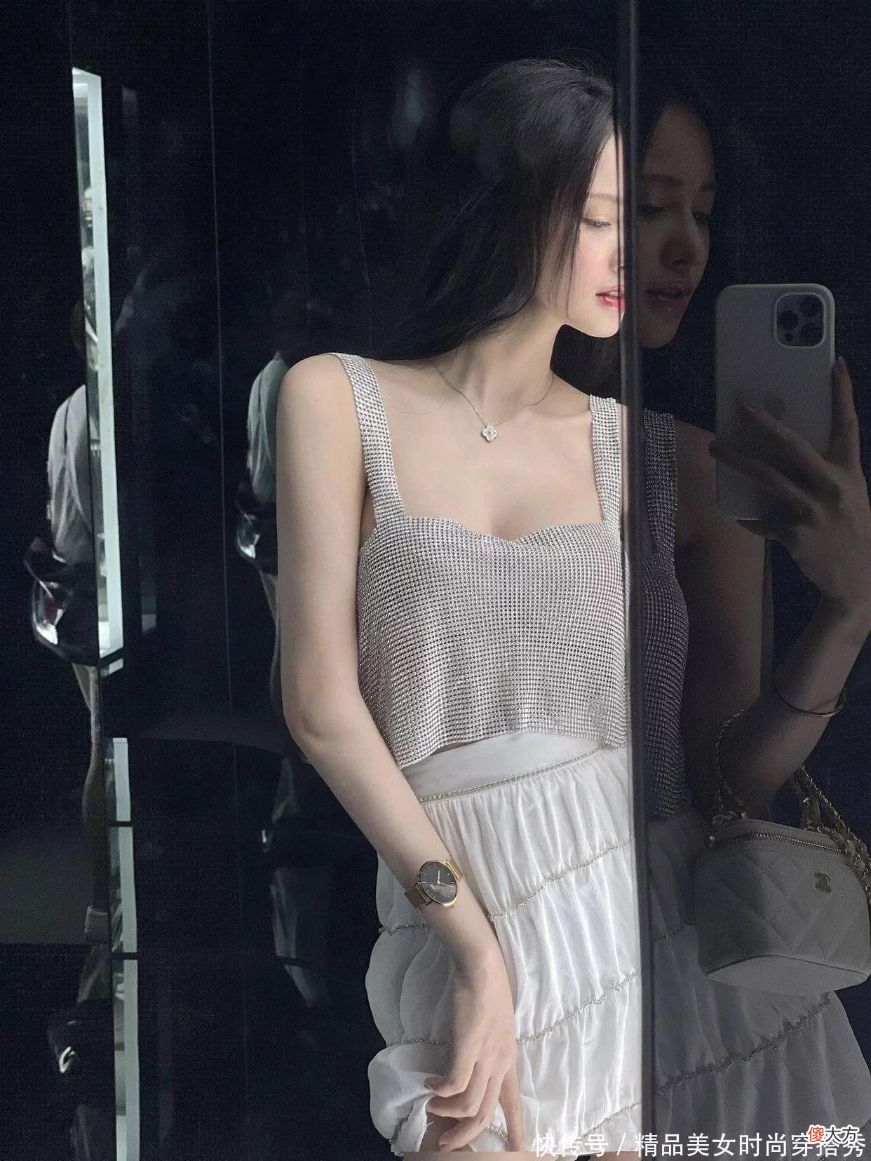 【时尚一点】吊带背心独特的材质，既透气清凉，又有时尚显干净高级