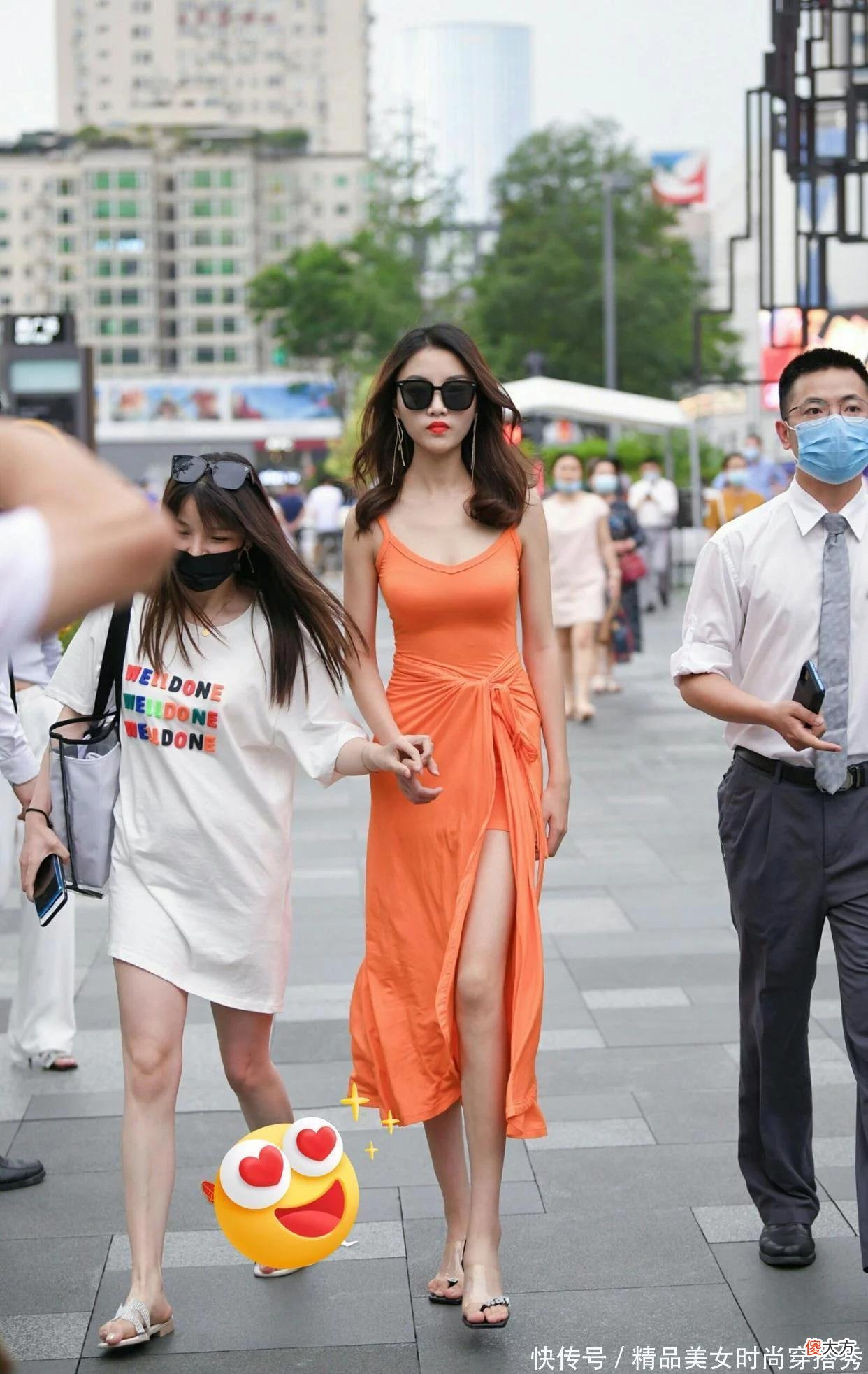 【就爱时尚】身材高挑的女生，穿橘红色连衣裙搭配高跟凉鞋特有女神范