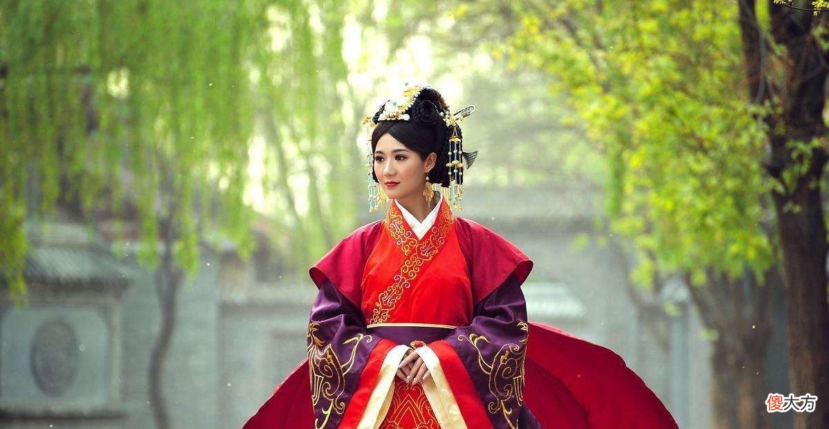 【历史故事】为讨好皇帝，她派数十个美女拜见，皇帝都没看中，却看上她的歌女！