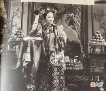 【爱历史】晚清老照片：62岁的慈禧太后对镜梳妆，黝黑男子坐在城墙上眺望！