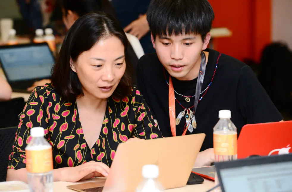 马云背后的女人童文红，从前台500元工资，到现在成为女企业家身价约83.6亿元