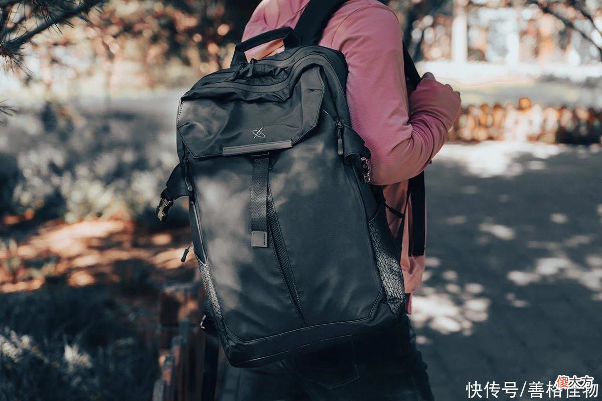 【时尚一点】光影行星宙斯双肩包：装起梦想和行囊，来一场说走就走的旅行