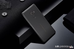 弄清楚这3个细节，你就会明白，为什么旗舰机比普通手机要耐用