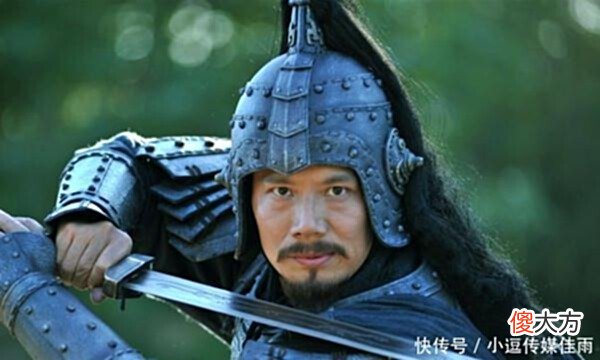 【历史故事】周瑜贵为全军统帅,为何会在两军阵前被射伤,原因并不复杂
