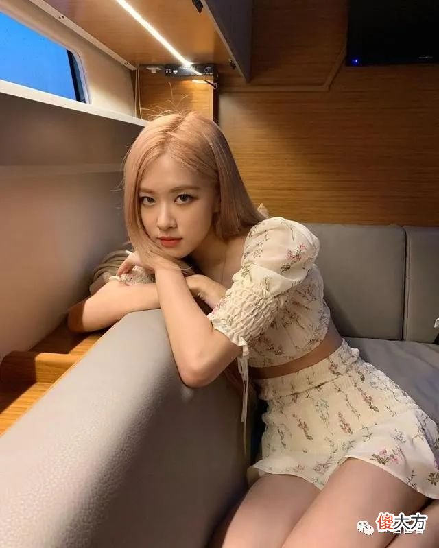 【时尚一点】BLACKPINK的成员都能穿出不一样的简约白衬衫