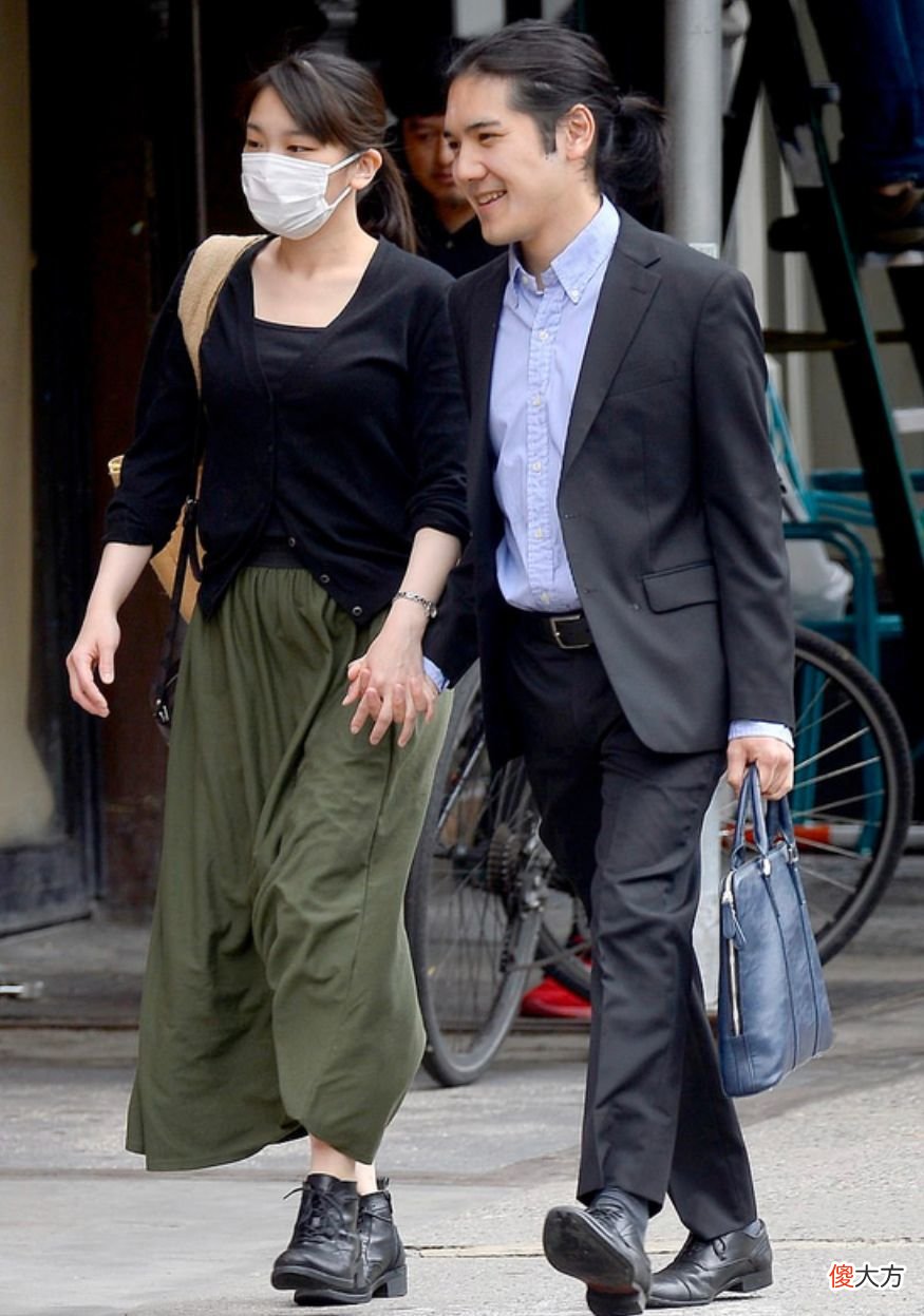 【时尚一点】日本公主出行没皇家范，穿搭低调如邻家少女，驸马爷扎小辫挺帅气