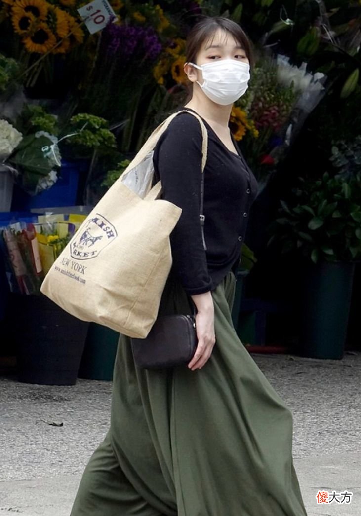 【时尚一点】日本公主出行没皇家范，穿搭低调如邻家少女，驸马爷扎小辫挺帅气