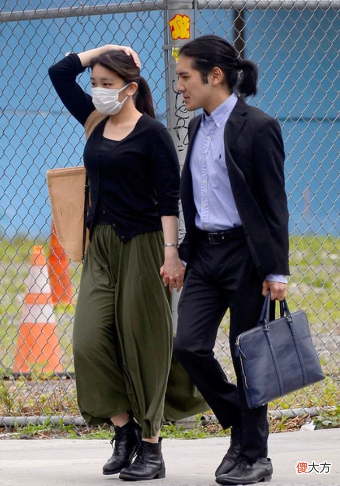 【时尚一点】日本公主出行没皇家范，穿搭低调如邻家少女，驸马爷扎小辫挺帅气