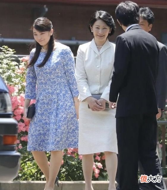 【时尚一点】日本公主出行没皇家范，穿搭低调如邻家少女，驸马爷扎小辫挺帅气