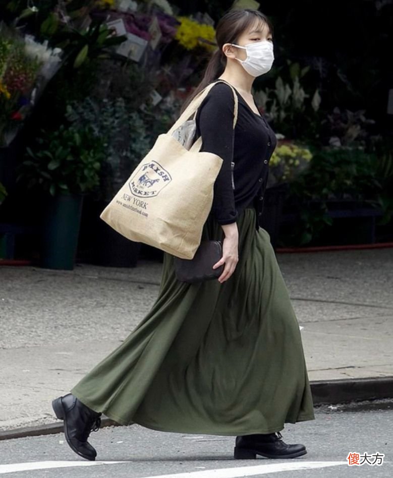 【时尚一点】日本公主出行没皇家范，穿搭低调如邻家少女，驸马爷扎小辫挺帅气