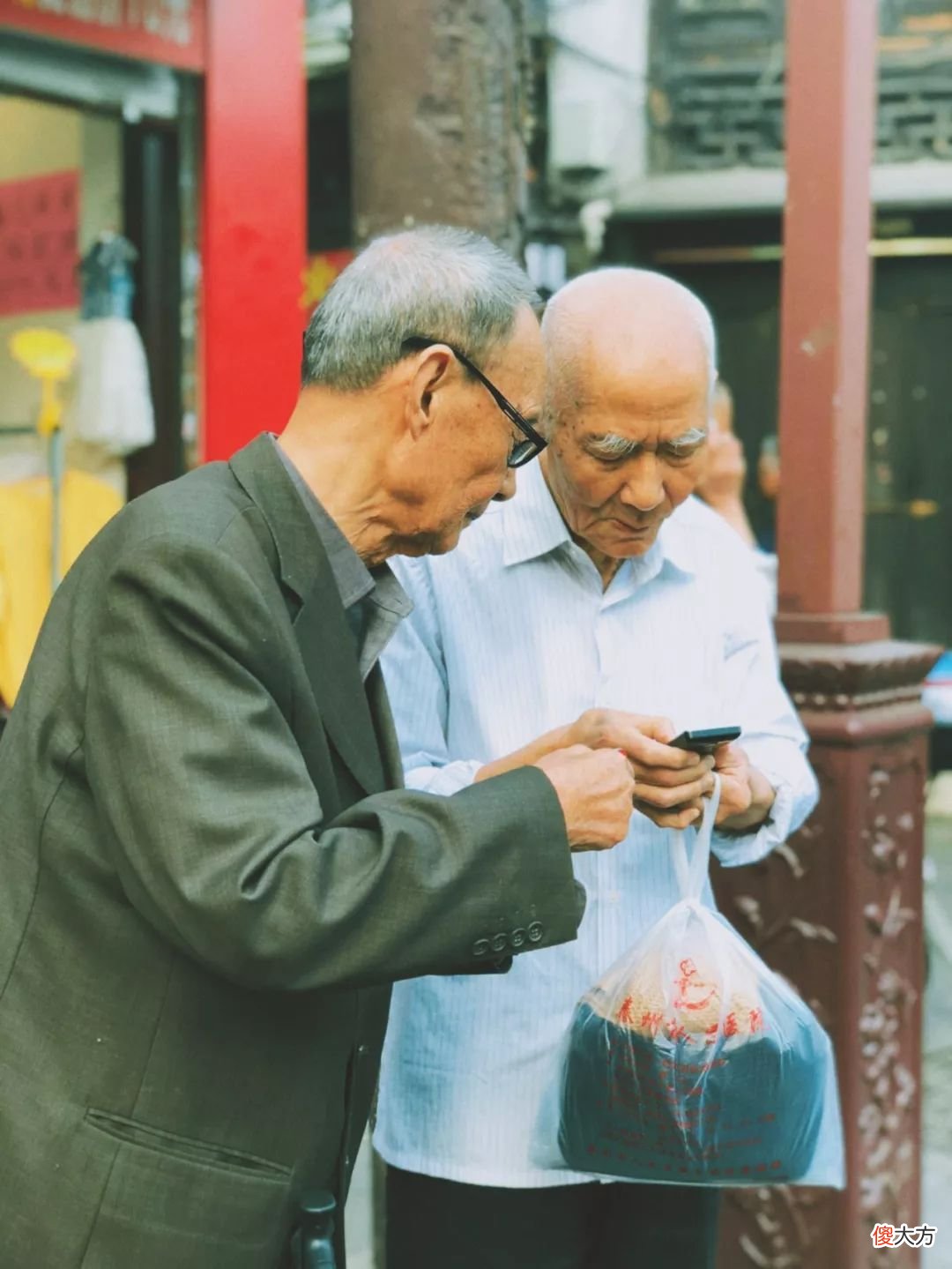 老人使用的智能手机有了最佳套餐 适合老年人的手机套餐