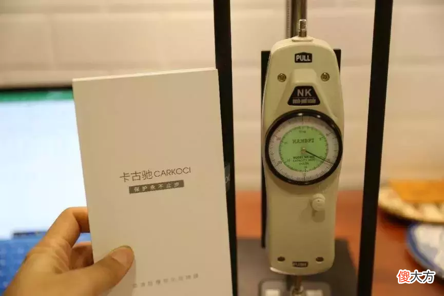 变着方法弄碎我的iPhone手机膜-17款钢化玻璃膜大横评