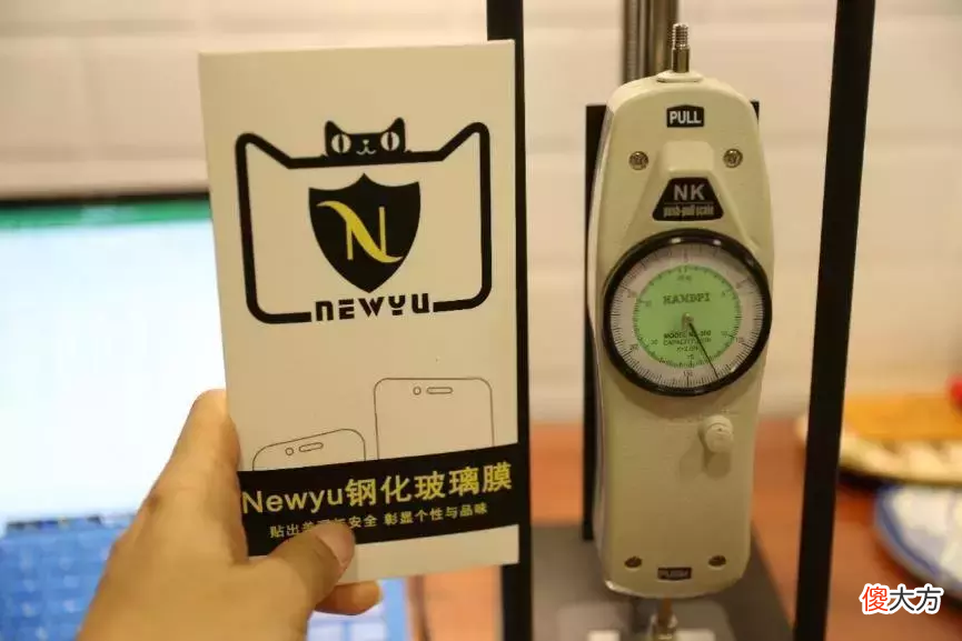 变着方法弄碎我的iPhone手机膜-17款钢化玻璃膜大横评