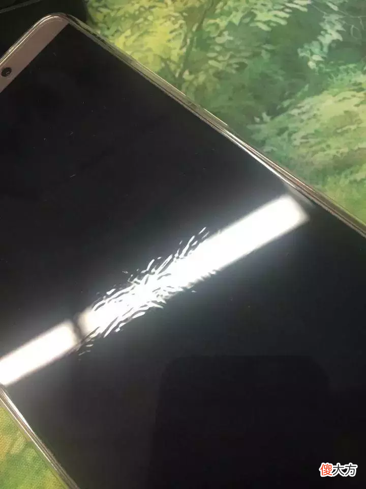 变着方法弄碎我的iPhone手机膜-17款钢化玻璃膜大横评