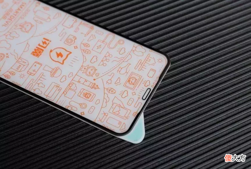 变着方法弄碎我的iPhone手机膜-17款钢化玻璃膜大横评