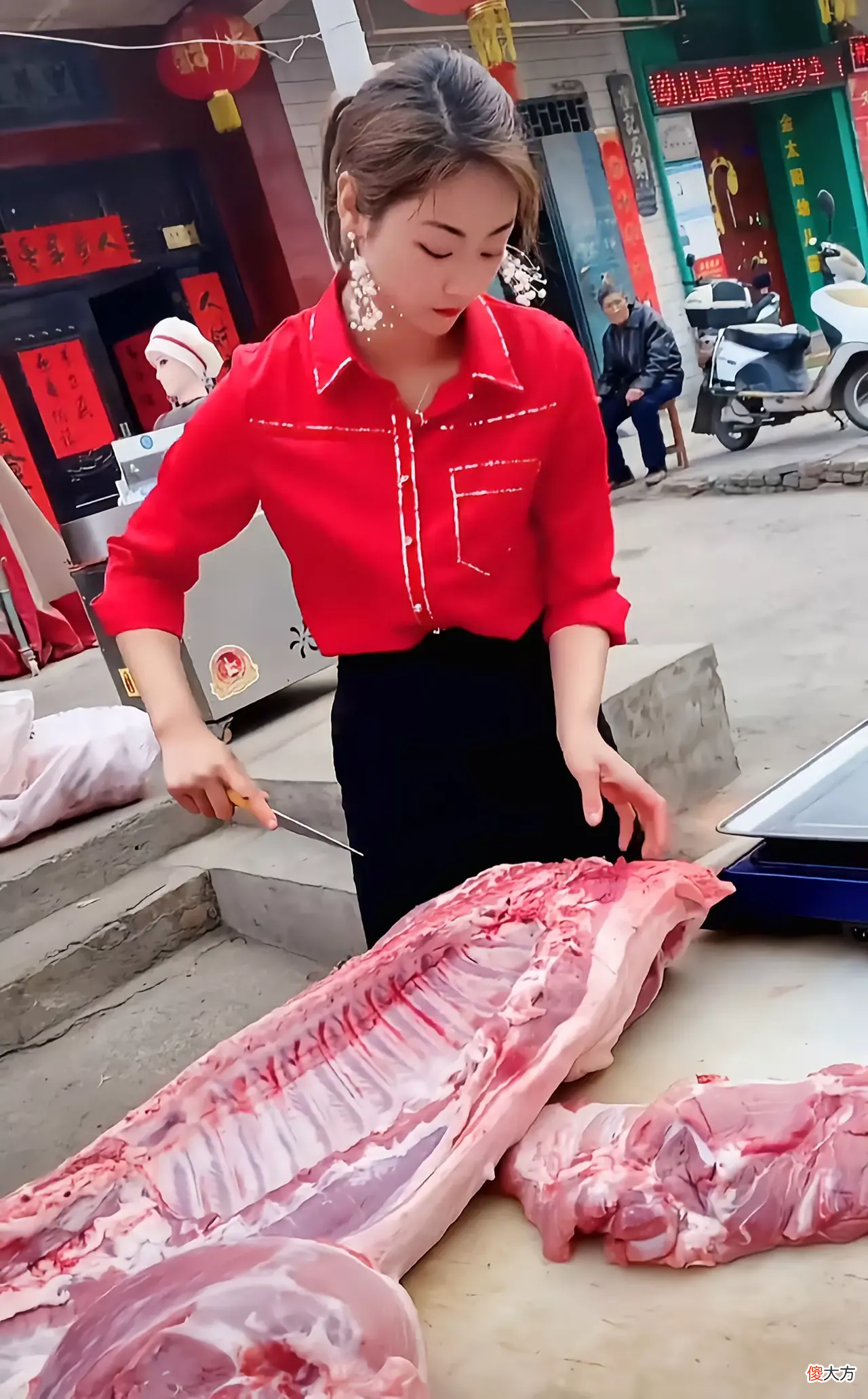 近日，河南洛阳26岁的猪肉西施火了！面容姣好，身材火辣的岳小美